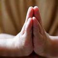 Mani che fanno meditazione