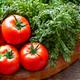 Cesto di verdure fresche e colorate